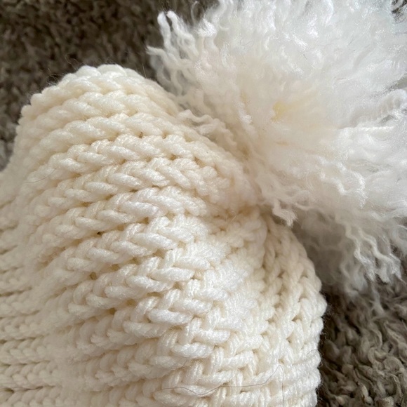 Child’s knitted hat - Picture 3 of 8